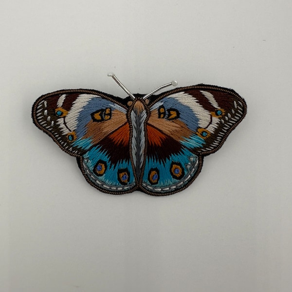 Broche Papillon Brodée à la Main - Accessoire Élégant et Unique