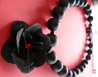 Le collier fleur foncé