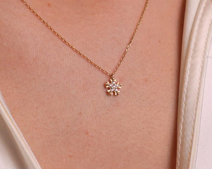 Gold Snowflake Necklace, Minimalist Winter Jewelry for Women, Sparkling Snow Pendant, Elegant Jewelry, Christmas Gift, Gift for Her