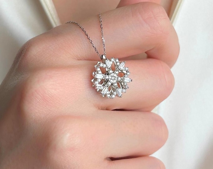 Snowflake Necklace Silver, Winter Pendant Gift for Her, Dainty Sparkling Charm, Elegant Jewelry Women, Birthday Gift, Christmas Necklace