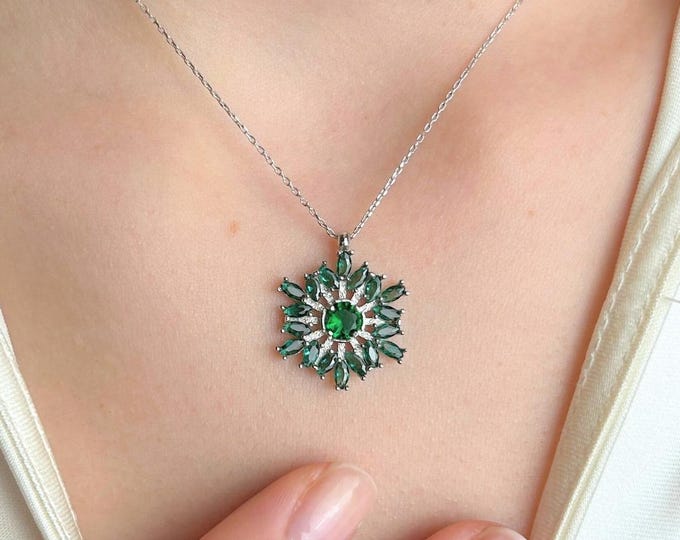 Emerald Sunburst Necklace, Sparkling Star Pendant Gift for Her, Nature Inspired Jewelry, Birthday Gift Women, Elegant Green Charm