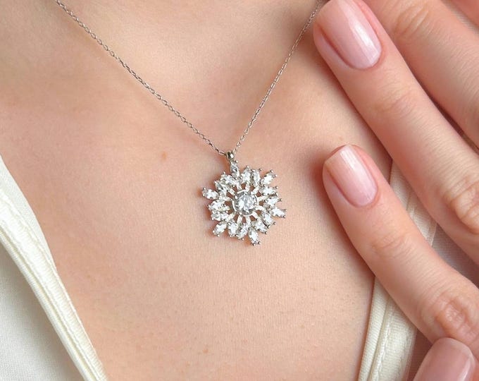 Snowflake Necklace Silver, Sparkling Winter Pendant Gift for Her, Dainty Elegant Charm, Birthday Gift Women, Christmas Jewelry, Snow Charm
