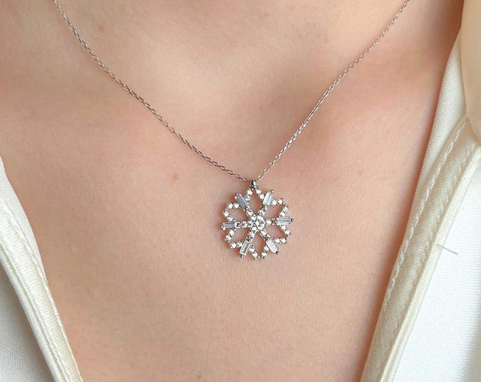 Snowflake Necklace Silver, Winter Pendant Gift for Her, Dainty Sparkling Charm, Christmas Jewelry Women, Birthday Gift, Elegant Snow Charm