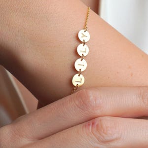 Pulseira com nome personalizado, pulseira com letras personalizadas, pulseira com disco inicial dourado, joias delicadas com nome, presente minimalista personalizado, presente para ela