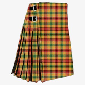 Puede incluir: Un kilt tradicional con un vibrante estampado de cuadros rojos, verdes y dorados. El kilt presenta pliegues y correas de cuero negro con hebillas. La tela tiene una textura tejida, y el kilt se muestra sobre un fondo blanco.