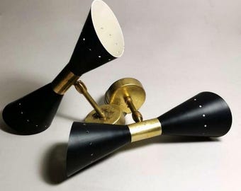Czarna stożkowa lampa ścienna z mosiężnym akcentem – oświetlenie w stylu Mid-Century Modern, oświetlenie w stylu vintage