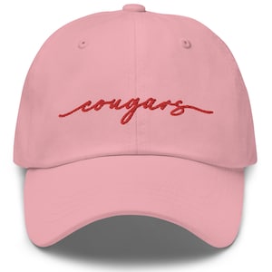 Gorra bordada de los Cougars: fuente curvilínea, espíritu escolar, gorra roja linda de los Cougars, gorra para niña de los Coogs, mamá de los Cougars, gorra para el día del juego, regalo de Go Coogs