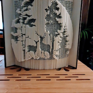 Peut inclure: Panneau en bois rustique avec l'inscription "Welcome to our home" en lettres blanches. Le panneau présente une finition vieillie et un design simple et accueillant, idéal pour un porche ou une entrée.