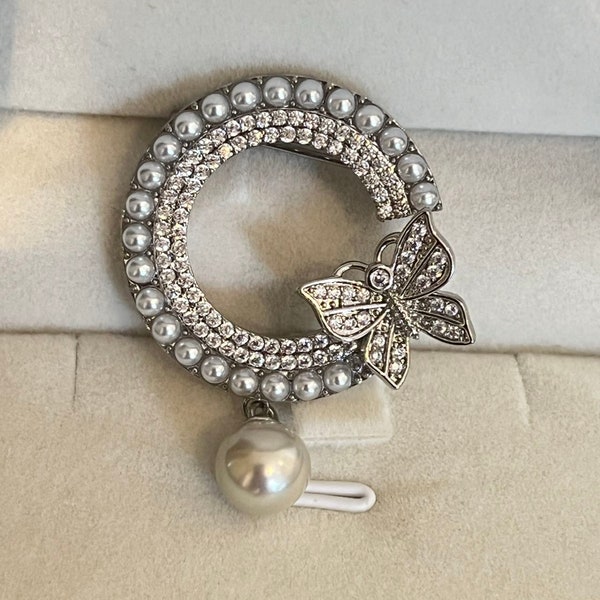 Elegant Butterfly Circle Brooch with South Sea Pearl （pearl -- 8mm）
