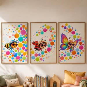 Può includere: Tre stampe artistiche incorniciate con insetti dei cartoni animati con occhiali da sole. Un'ape, una coccinella e una farfalla sono raffigurate su uno sfondo di pois colorati. Le stampe sono esposte in una stanza giochi per bambini.