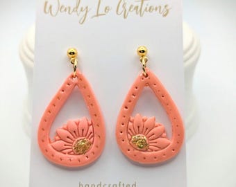 Pendientes de arcilla polimérica con flores rosas recubiertos de resina dorada