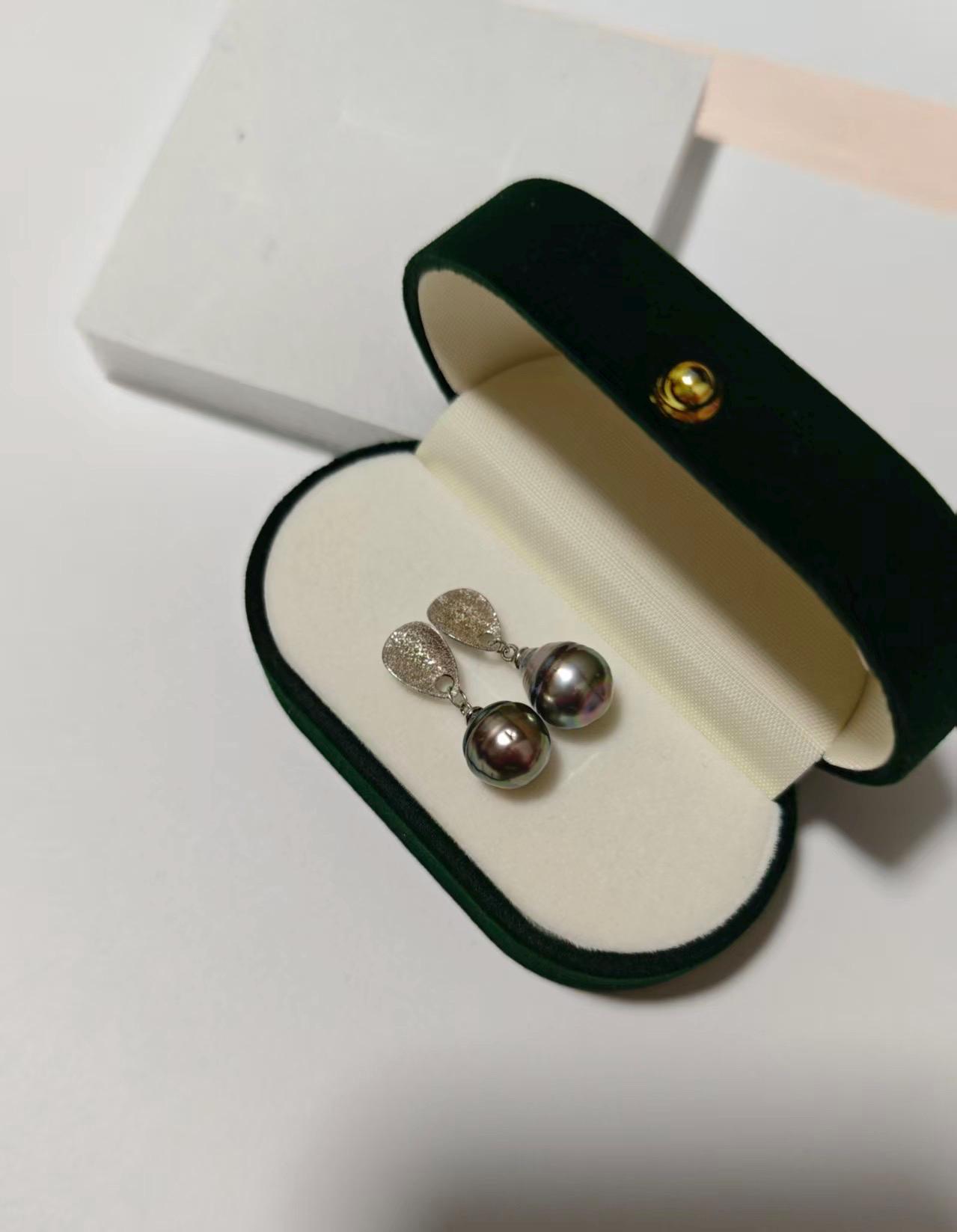 Orecchini Fabio Ferro con Perle Tahiti in Oro Bianco 8 mm FF1244 Orecchini Fabio Ferro con Perle Tahiti in Oro Bianco 8 mm FF1244