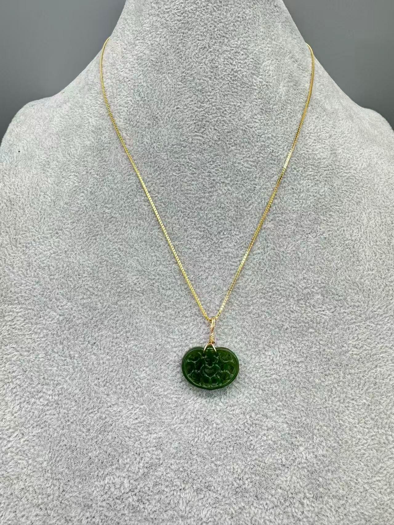 グリーンネフライト翡翠：透かし彫りの「ロック」デザイン、穴あけなし