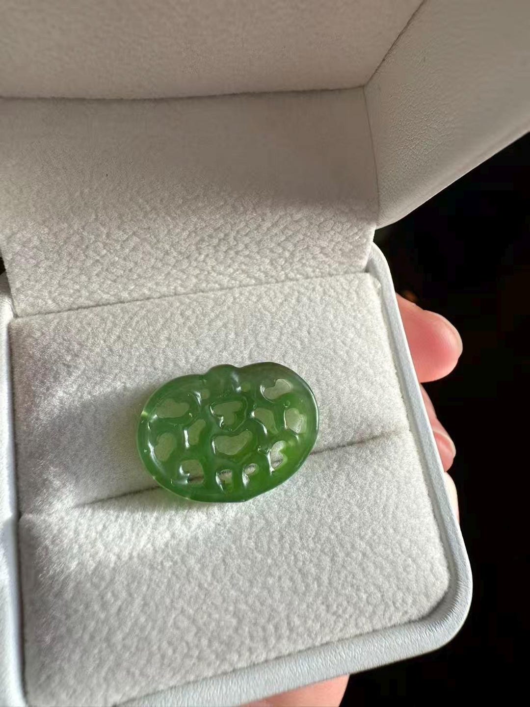 グリーンネフライト翡翠：透かし彫りの「ロック」デザイン、穴あけなし