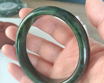 翡翠 彫刻入り バングル　超貴重　ネフライト　内径の直径は6.2cm XXL 63.4 mm 天然グリーンネフライト翡翠バングルブレスレット B729 6