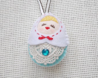 Felt White vs Blue Russian Doll (Medium Size), Felt doll, Felt Matryoshka, Felt Christmas Ornament, Felt Keychain, Felt Toy, Christmas Gift