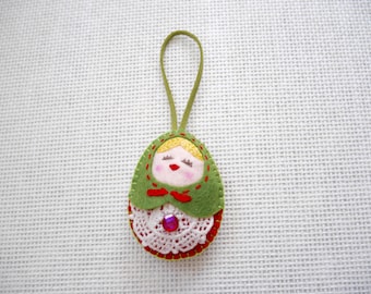 Felt Green vs Red Doll (Medium Size), Felt Russian Doll, Felt Matryoshka, Felt Handmade Christmas Ornament, Felt Doll Keychain, Felt Toy