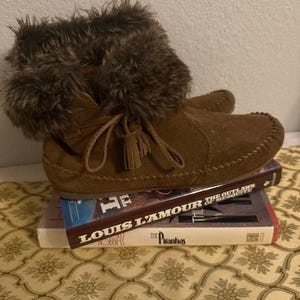 Minnetonka Mokassin Stiefel Damen 8,5 Braun Wildleder Kunstpelz Trim Ankle Booties Coz Bild 3