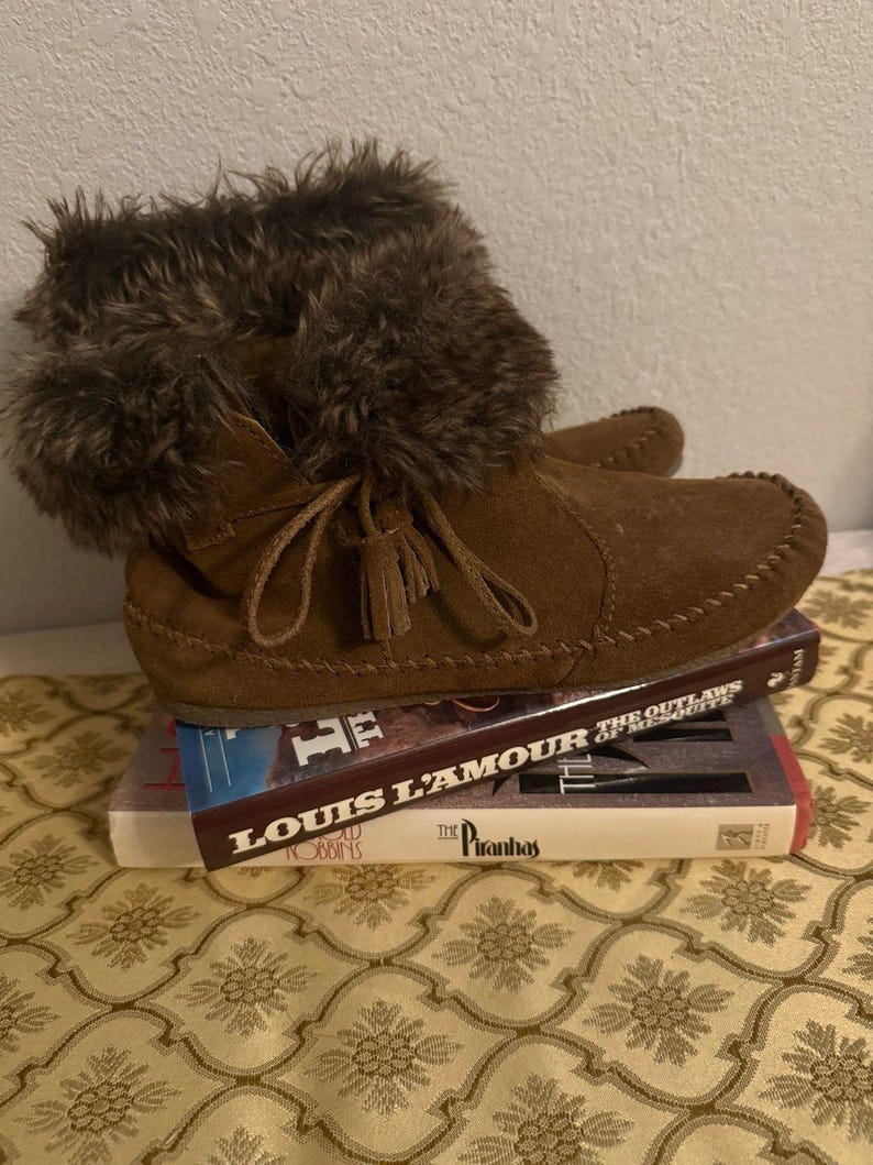 Minnetonka Mokassin Stiefel Damen 8,5 Braun Wildleder Kunstpelz Trim Ankle Booties Coz Bild 3