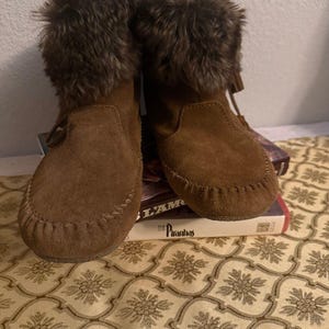 Minnetonka Mokassin Stiefel Damen 8,5 Braun Wildleder Kunstpelz Trim Ankle Booties Coz Bild 2