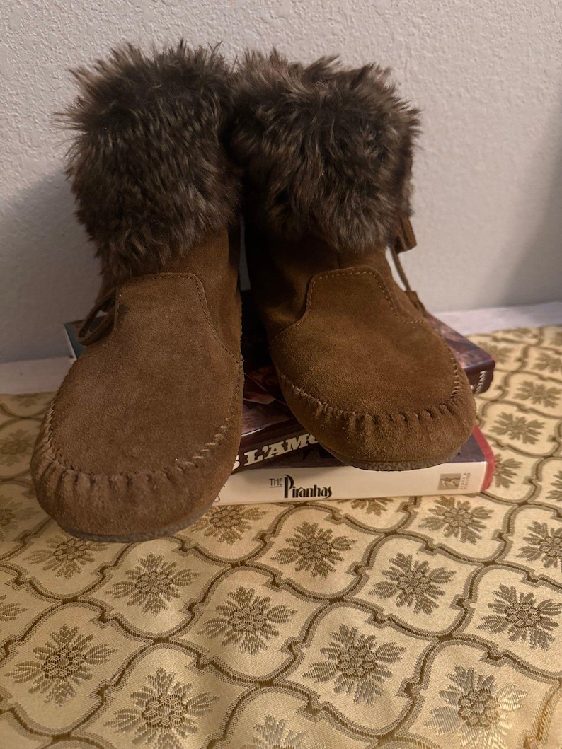 Minnetonka Mokassin Stiefel Damen 8,5 Braun Wildleder Kunstpelz Trim Ankle Booties Coz Bild 2
