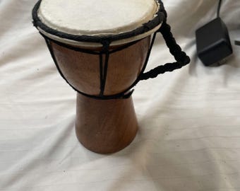 Djembe Bongo, tambor de mano de madera y cuero de 7,5 pulgadas de alto.