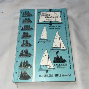 Puede incluir: Un libro antiguo titulado "Royce's Sailing Illustrated, Volumen 1". La portada es azul claro con ilustraciones de veleros y el texto "the SAILOR'S BIBLE since '56". El libro presenta el texto "Tall Ship Edition".