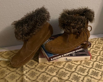 Minnetonka Moccasin Boots Womens 8.5 Brown Suede Faux Fur Trim Ankle Booties Coz