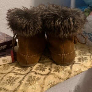 Minnetonka Mokassin Stiefel Damen 8,5 Braun Wildleder Kunstpelz Trim Ankle Booties Coz Bild 4