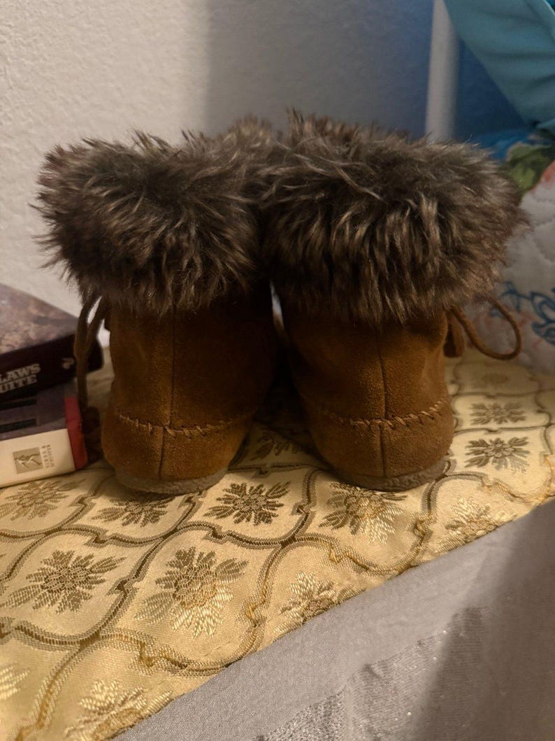 Minnetonka Mokassin Stiefel Damen 8,5 Braun Wildleder Kunstpelz Trim Ankle Booties Coz Bild 4