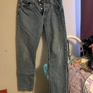 Jeans Levi's 501, talla W31, L30, cierre de botones, lavado vintage, pierna recta, mezclilla clásica.