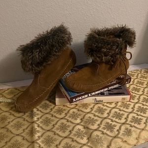 Minnetonka Mokassin Stiefel Damen 8,5 Braun Wildleder Kunstpelz Trim Ankle Booties Coz Bild 1