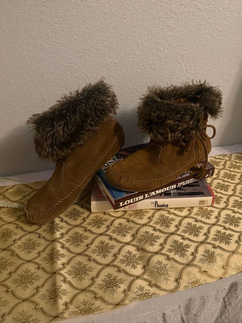 Minnetonka Mokassin Stiefel Damen 8,5 Braun Wildleder Kunstpelz Trim Ankle Booties Coz Bild 1