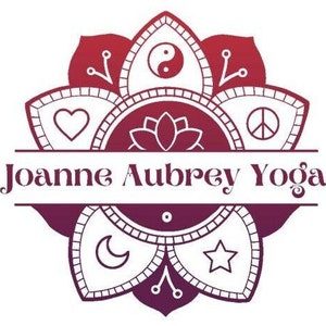 Può includere: Un mandala rosso, bianco e viola con il testo "Joanne Aubrey Yoga" al centro. Il mandala presenta simboli di pace, amore, yin yang, un fiore di loto, una luna crescente e una stella.