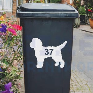 Adesivo personalizado para lixeira - Decalque de vinil com desenho de Cockapoo e número da casa (pacote com 1, 2, 3 ou 4 unidades)
