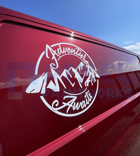 Sticker Montagne Adventure Awaits Script – Sticker en vinyle pour camping-cars et camping-cars | Impression de pixels - France