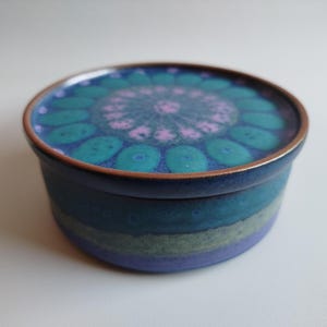 Vintage KMK keramische sieradendoos met deksel – kleurrijk geglazuurd aardewerk aandenken, 12 cm rond