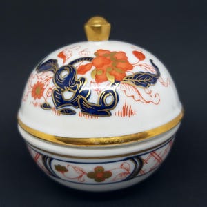 Caja de baratijas con tapa redonda de porcelana japonesa en colores blanco, rojo, azul cobalto y dorado vintage de los años 70