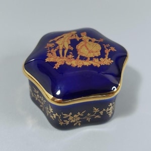 Caja de porcelana Limoges vintage / Azul cobalto, escena romántica de pareja dorada