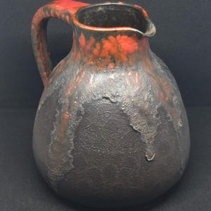 Vintage West German Art Pottery Fat Lava Keramik Krug Vase, dekorative braune und rote Tonvase Krug H - 13 cm