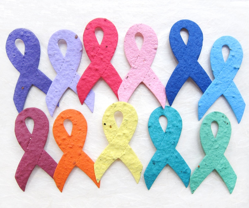 K&ouml;nnte beinhalten: Zehn Papierb&auml;nder aus Saatpapier in verschiedenen Farben, darunter Lila, Rosa, Blau, Orange, Gelb und Gr&uuml;n. Die B&auml;nder sind zu einer Schleife gebunden.