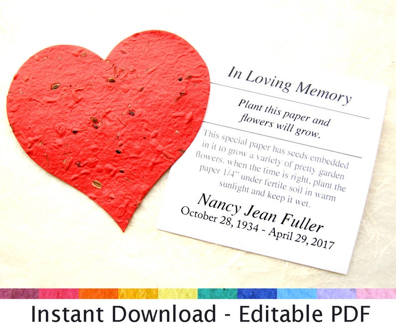 K&ouml;nnte beinhalten: Ein rotes herzf&ouml;rmiges Papier mit eingebetteten Samen. Das Papier ist zum Pflanzen und zum Wachsen von Blumen gedacht. Der Text lautet: "In liebevoller Erinnerung Pflanzen Sie dieses Papier und Blumen werden wachsen. Dieses spezielle Papier enth&auml;lt eingebettete Samen, um eine Vielzahl von h&uuml;bschen Gartenblumen wachsen zu lassen. Wenn die Zeit reif ist, pflanzen Sie das Papier 6 mm unter fruchtbare Erde an einem warmen, sonnigen Ort und halten Sie es feucht. Nancy Jean Fuller 28. Oktober 1934 - 29. April 2017"