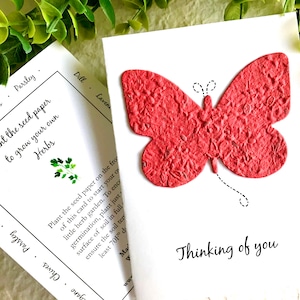 Papillon de papier de grain d’herbe pensant de vous carte