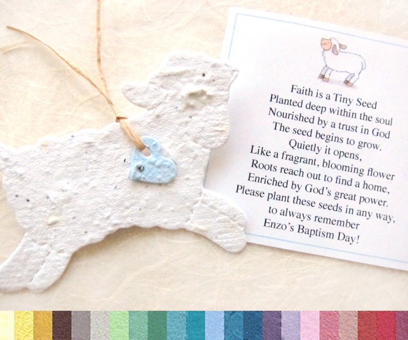 Peut inclure: Un agneau en papier blanc avec un charme en forme de c&oelig;ur bleu attach&eacute;. L'agneau est un cadeau de bapt&ecirc;me et comprend un po&egrave;me sur la foi et une petite graine. Le po&egrave;me dit : "La foi est une petite graine Plant&eacute;e au plus profond de l'&acirc;me Nourrie par une confiance en Dieu La graine commence &agrave; pousser. Tranquillement elle s'ouvre, Comme une fleur parfum&eacute;e et &eacute;panouie Les racines s'&eacute;tendent pour trouver un foyer, Enrichie par la grande puissance de Dieu. Veuillez planter ces graines de quelque mani&egrave;re que ce soit, pour toujours se souvenir du jour du bapt&ecirc;me d'Enzo !"