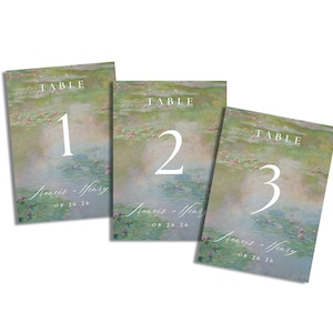 Könnte beinhalten: Drei Tischkarten mit einem Aquarellgemälde eines Teichs mit Seerosen. Jede Karte hat eine große weiße Zahl: 1, 2 und 3. Das Wort "TABLE" steht oben, und die Namen "Francis - Henry" und das Datum "08.26.20" stehen unten.