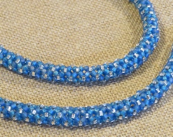 Halsband - Blå och silverfärgad chenillesöm