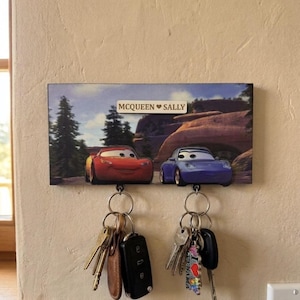 Porte-clés voiture en bois fait main de haute qualité With character names