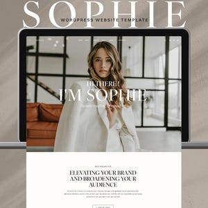 Könnte beinhalten: Ein Laptop-Bildschirm zeigt eine Website-Vorlage für ein Unternehmen namens "Sophie". Die Website zeigt ein Foto einer Frau in einer weißen Jacke mit dem Text "Hallo! Ich bin Sophie" und "Best known for: Elevating your brand and broadening your audience".