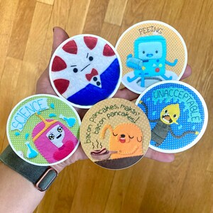 Telaio da ricamo Adventuring Time - Adesivi circolari o magneti