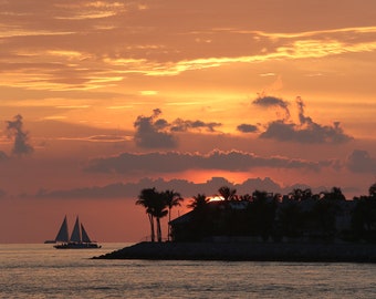 Übergabe des Staffelstabs an den Mond / Kunstfoto eines dramatischen Sonnenuntergangs in Florida vor der Küste von Key West